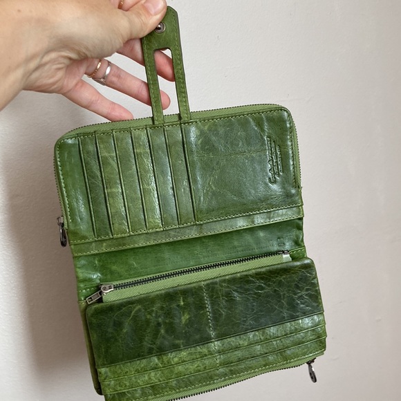 Pea green wallet with plenty of compartments leather clasp zippers - Picture 3 of 9